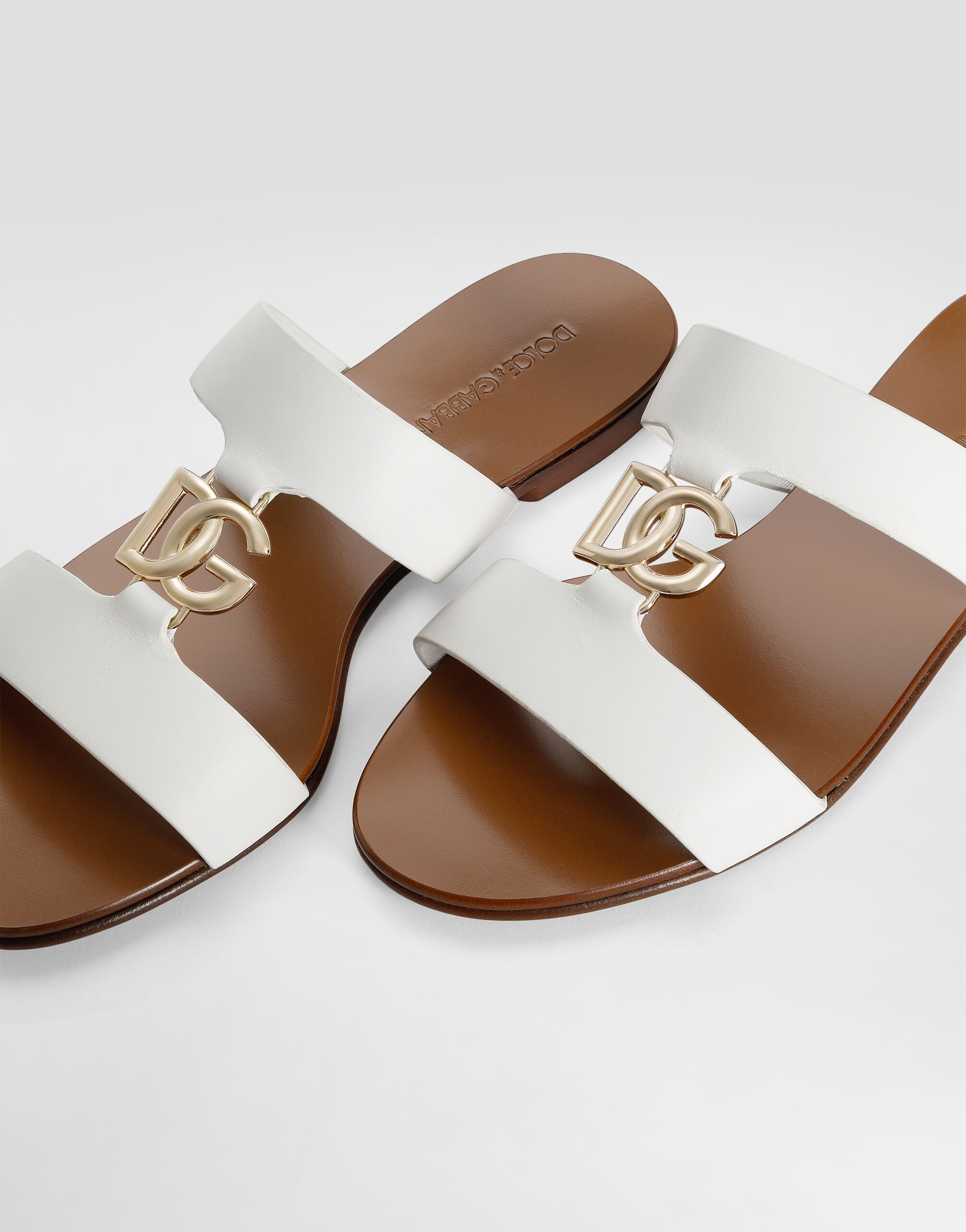 【純白の洗練】D&G DGロゴ カーフスキン スライドサンダル ホワイトのウィメンズ DGロゴ カーフスキン スライドサンダル