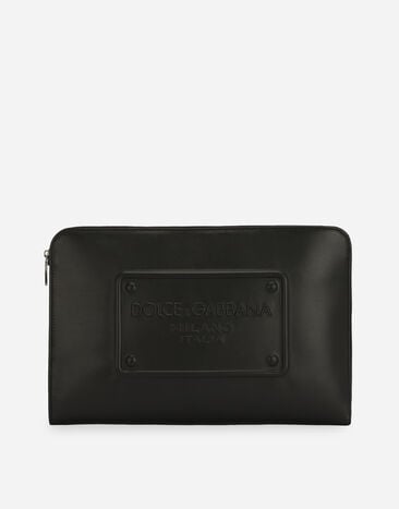 Dolce & Gabbana حقيبة باوتش كبيرة من جلد عجل بشعار بارز أسود BM2276AG218