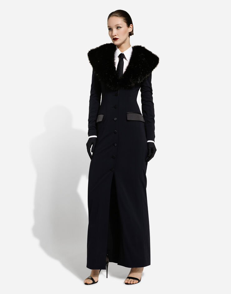 Dolce&Gabbana معطف طويل من حرير جورجيت بياقة فرو صناعي أسود F0W0VTFUAFZ