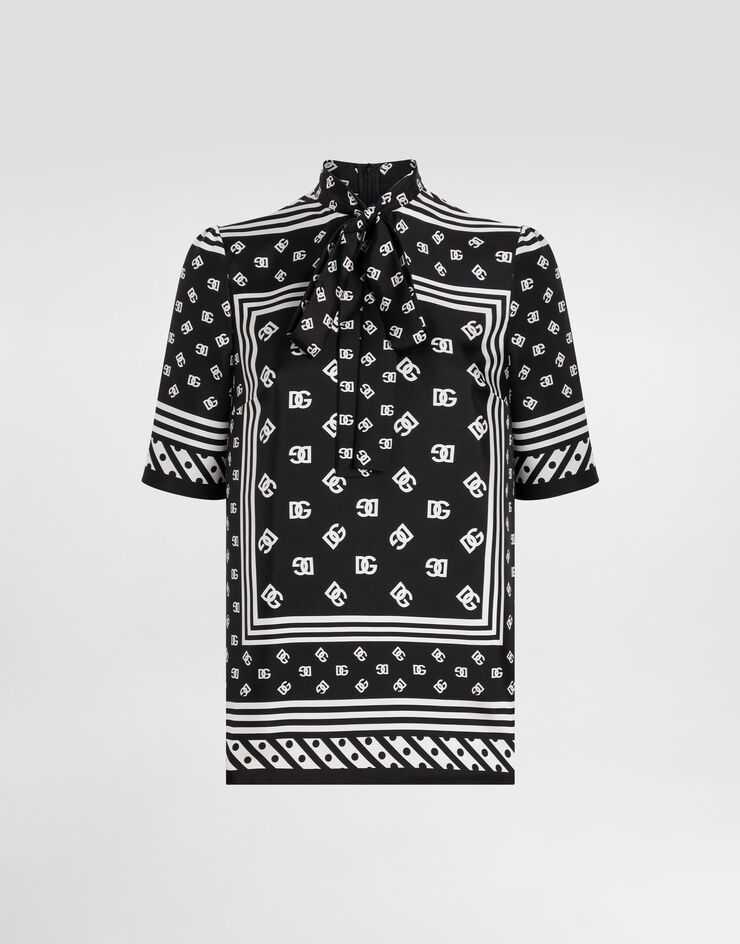 Dolce & Gabbana بلوزة حرير بأكمام قصيرة وربطة عنق فيونكة وطبعة وشاح شعار DG عليها بالكامل أسود F7AO0TGDCVJ