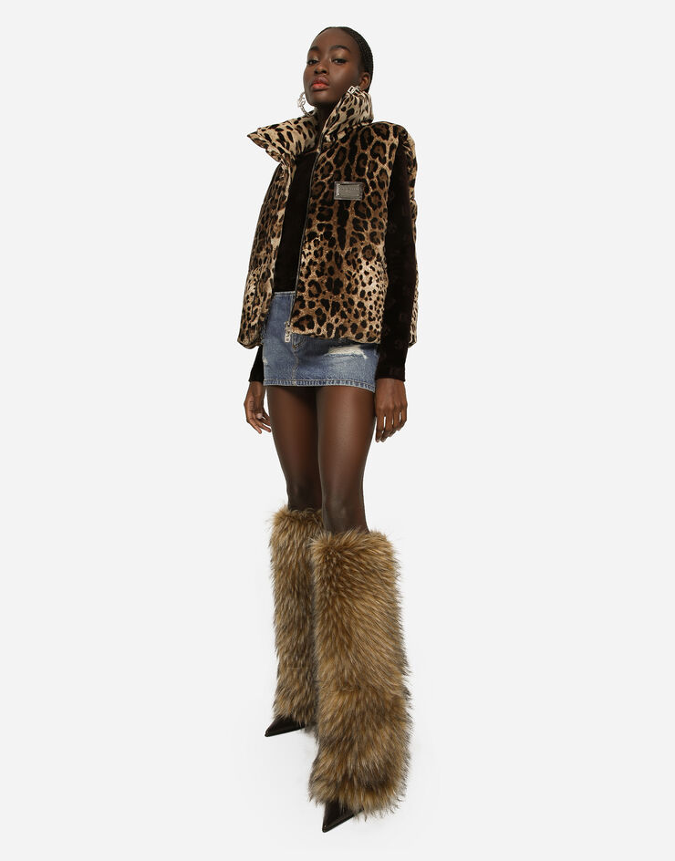 Dolce&Gabbana Blouson sans manches avec imprimé léopard et plaquette à logo Imprimé Animalier F9R23TFSWBH