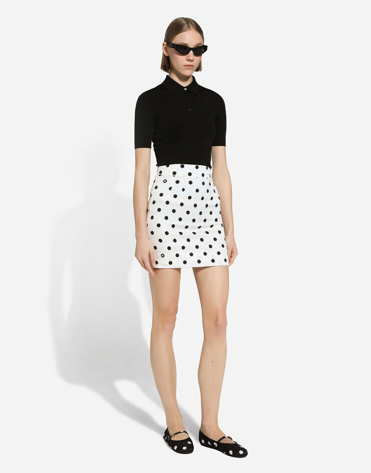 Dolce & Gabbana Kurzer Rock aus Charmeuse Punkteprint Drucken F4CWATFSA62