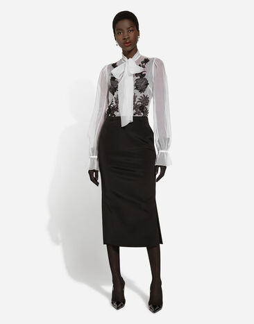 Dolce & Gabbana قميص أورجانزا بربطة عنق وتزيين دانتيل أبيض F5L23TGDB8Q