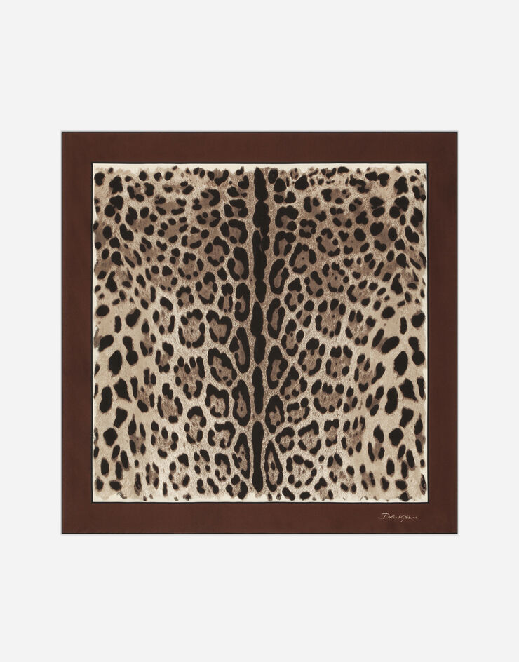 Dolce&Gabbana وشاح تويل بطبعة فهد (70x70) بني FN092RGDBYY