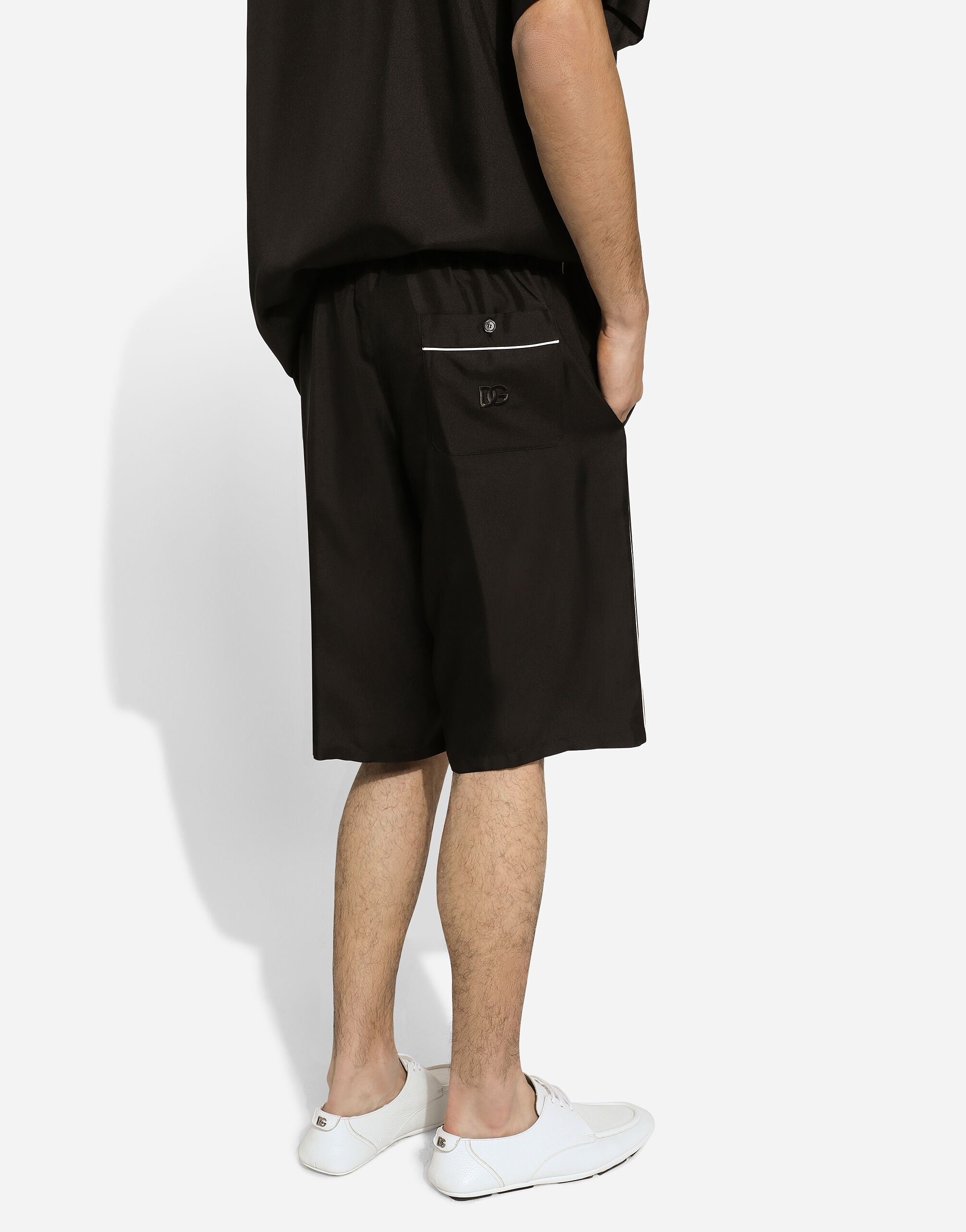 Blackのメンズ エンブロイダリー シルク ジョギングショートパンツ