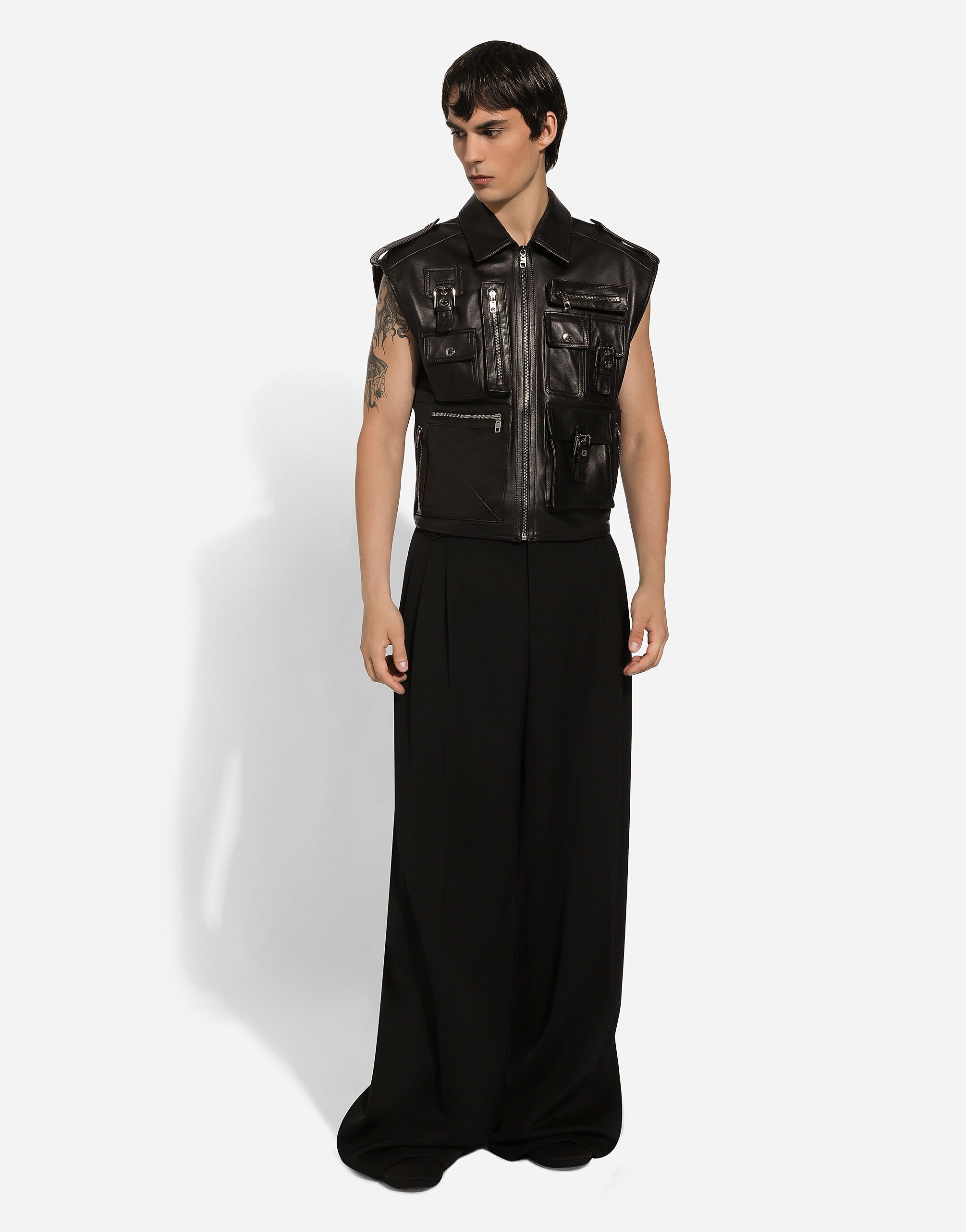 ブランド一覧 | ワールド オンラインストア Leather vest with multiple pockets in Black for Men トップス