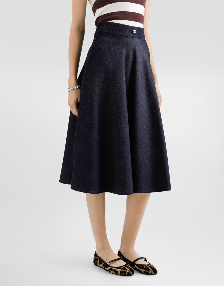 Dolce & Gabbana تنورة دائرية دنيم بطول للربلة ودبوس شعار DG متعدد الألوان F4C7ODG8MR3
