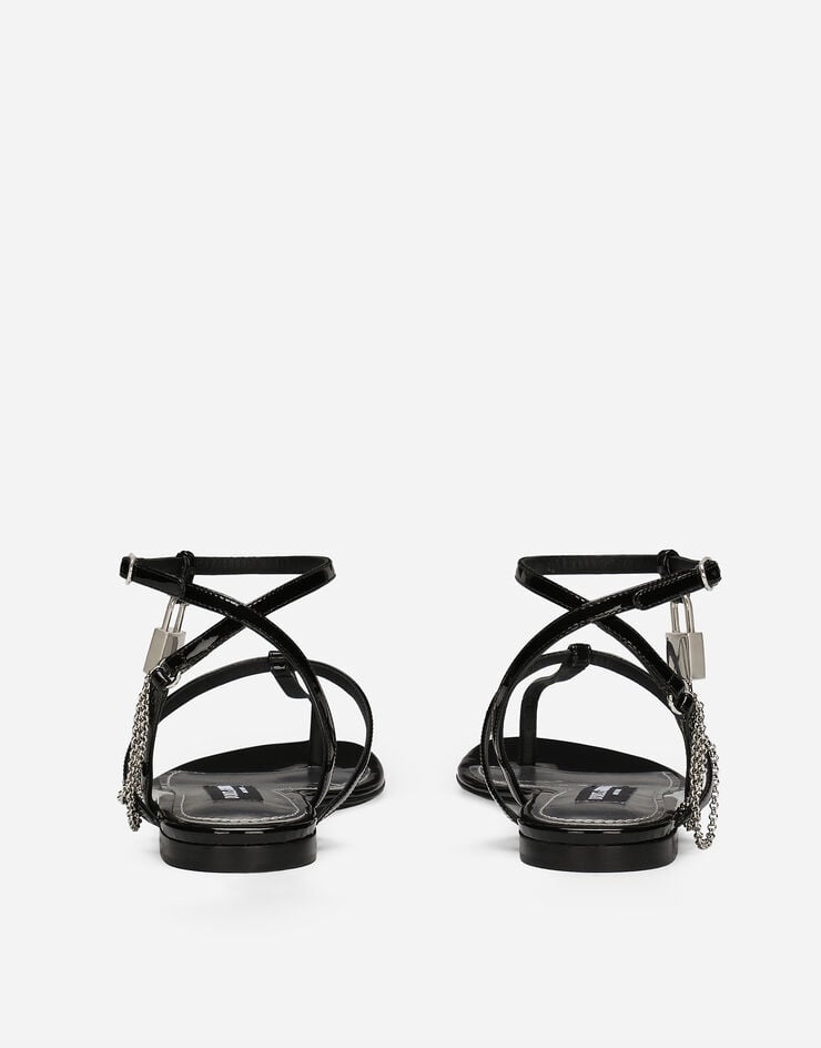 Dolce & Gabbana صندل من جلد لامع أسود CQ0584A1471