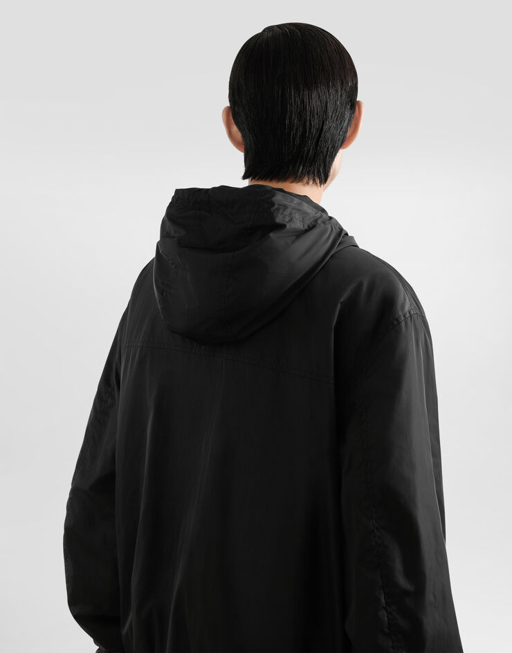 Dolce & Gabbana Kapuzenjacke aus technischem Gewebe mit Plakette Schwarz G9BGSTFUS22