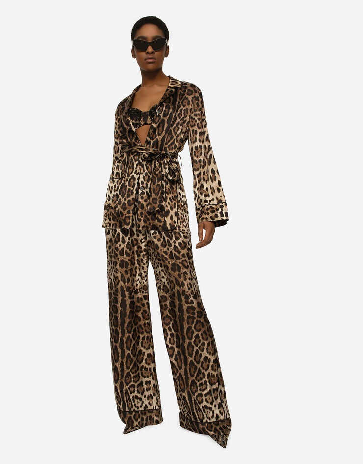 Dolce & Gabbana Pyjamabluse aus Satin mit Leoprint Mehrfarbig F5I89TFSAXY