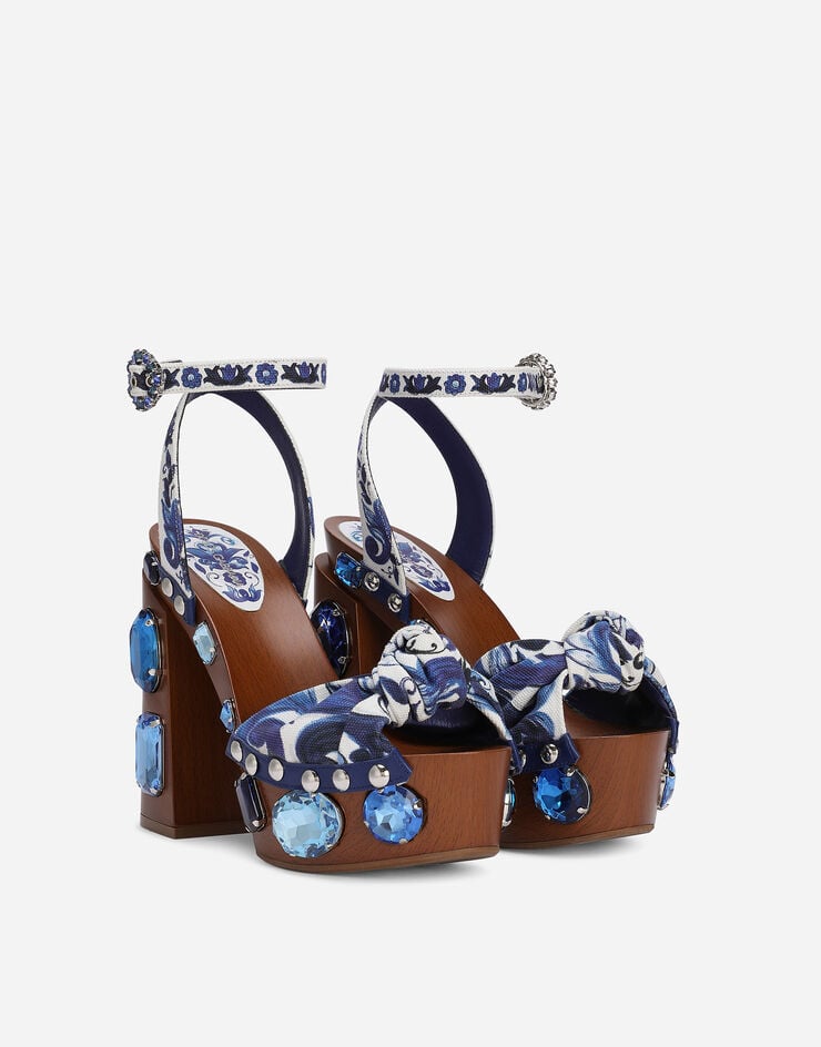 Dolce & Gabbana Sandalia de plataforma en lona con estampado de mayólica y piedras Multicolor CV0060AB622