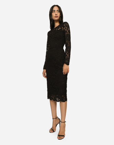 Dolce & Gabbana فستان بأكمام طويلة وطول للربلة من دانتيل مرن موسوم أسود F6M0DTFLRE1