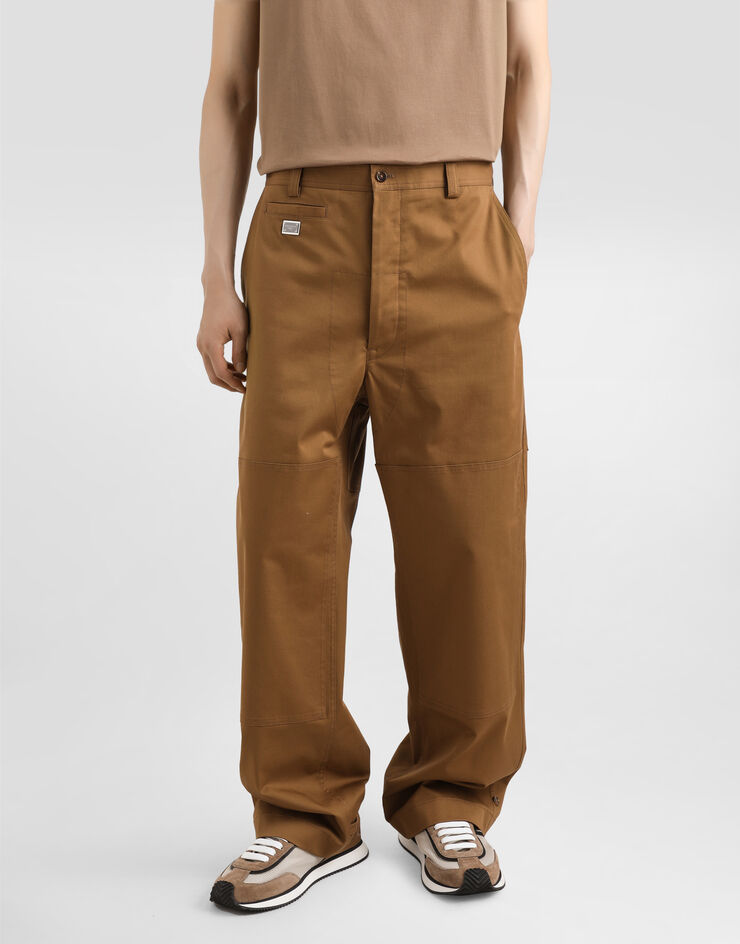 Dolce & Gabbana Cargohose aus Baumwolle mit Plakette Braun GP0RSTFUFL3