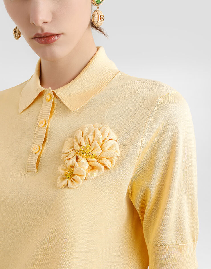 Dolce & Gabbana Polo de seda con broche de flor Amarillo FXZ06ZJBSO1