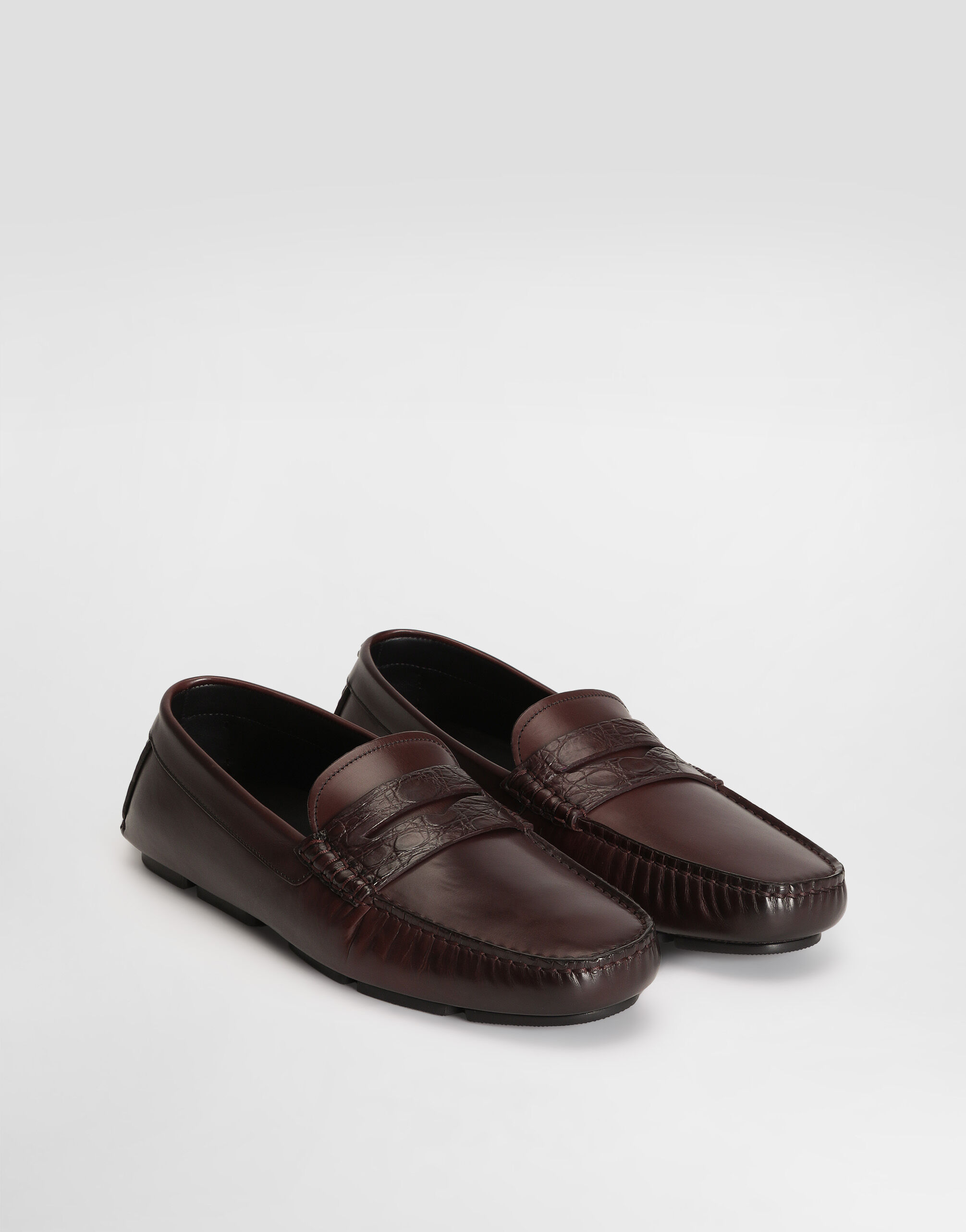 Bordeauxのメンズ DG driver calfskin slipper with crocodile inserts