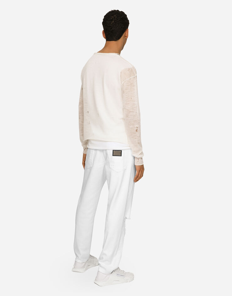 Dolce&Gabbana جينز أبيض فضفاض بتفاصيل ممزقة وكشوط متعدد الألوان GYJDADG8JA0
