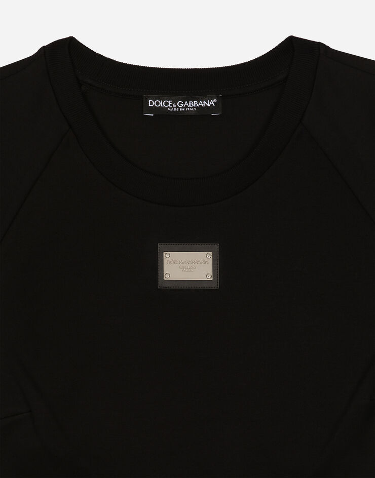 Dolce&Gabbana Cropped-T-Shirt aus Jersey mit Dolce&Gabbana-Plakette Schwarz F8U12THU7H8