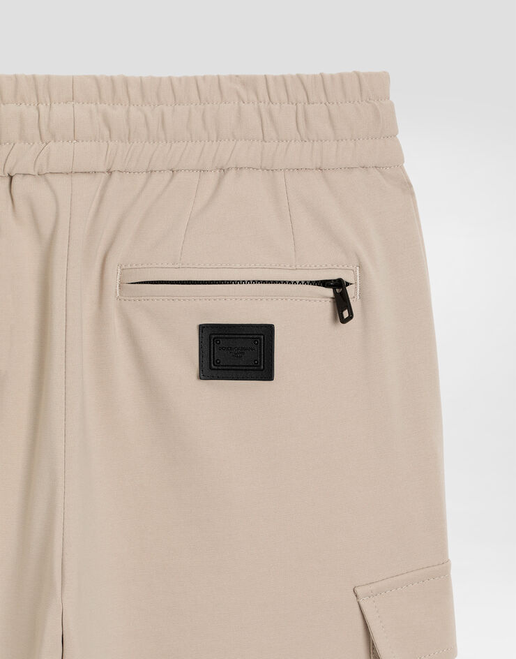 Dolce & Gabbana Cargohose aus Stretchjersey mit Logoplakette Beige L4JPKMFUGS1