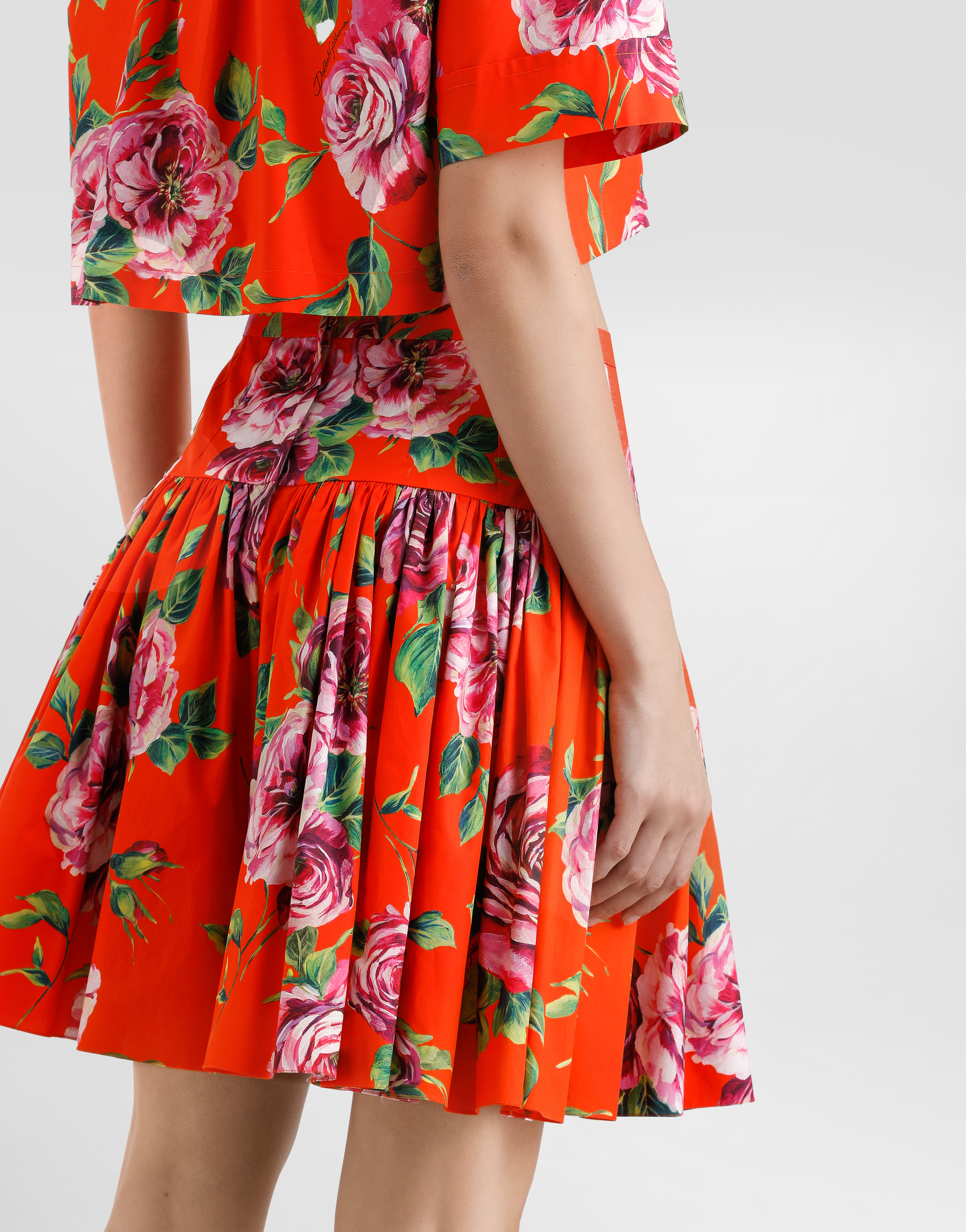 Short cotton skirt with antique rose print