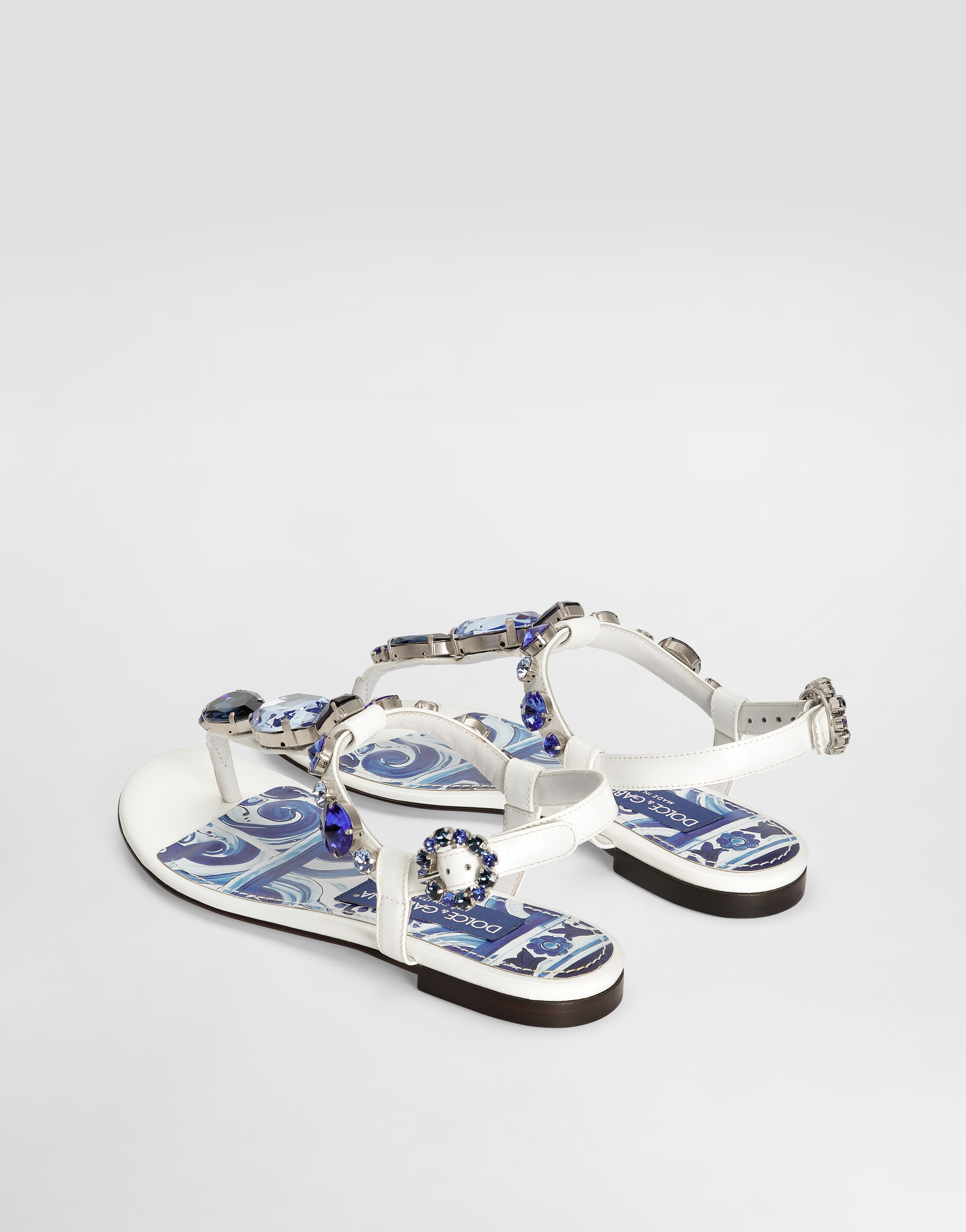 Patent leather thong sandals with embroidery