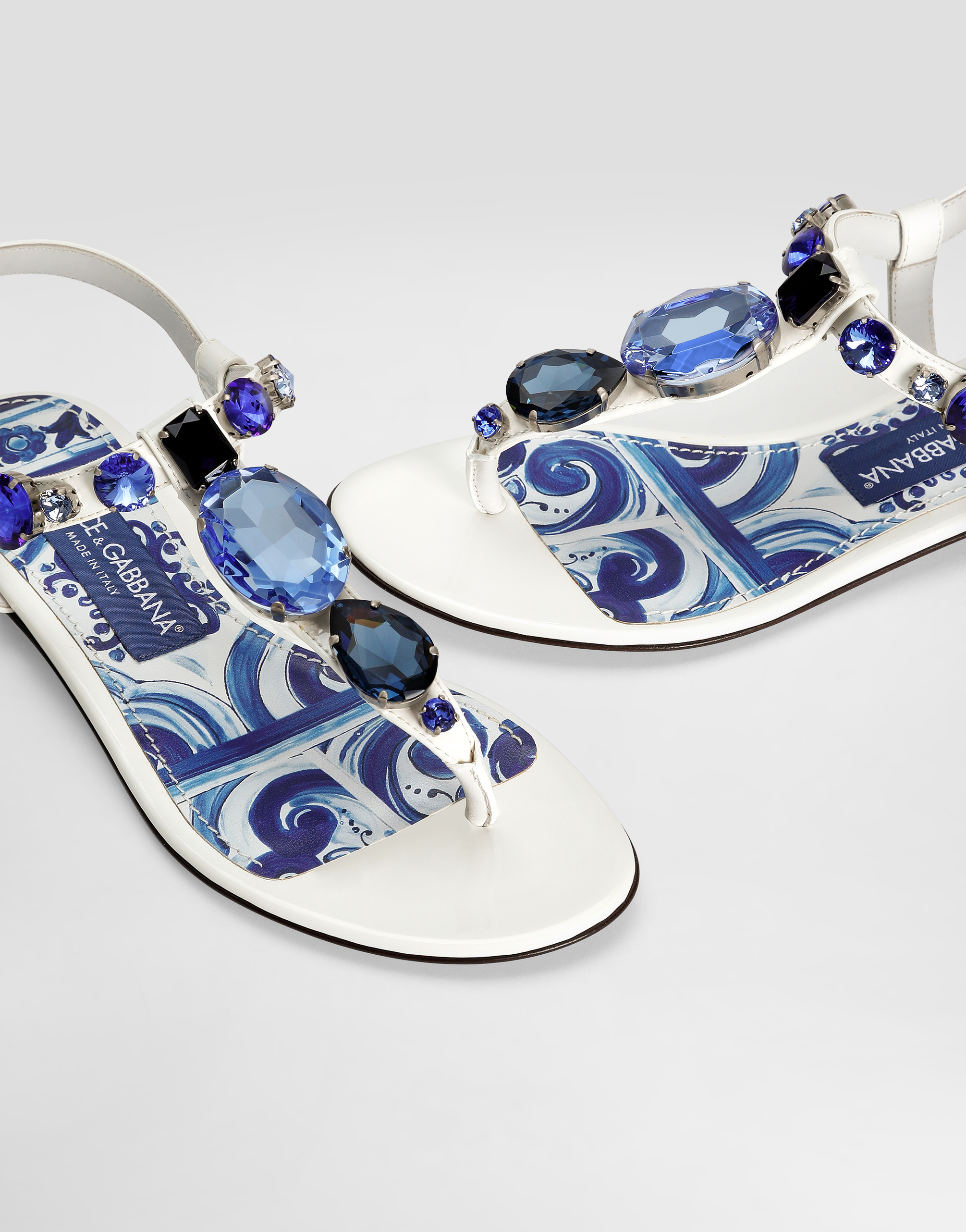Patent leather thong sandals with embroidery