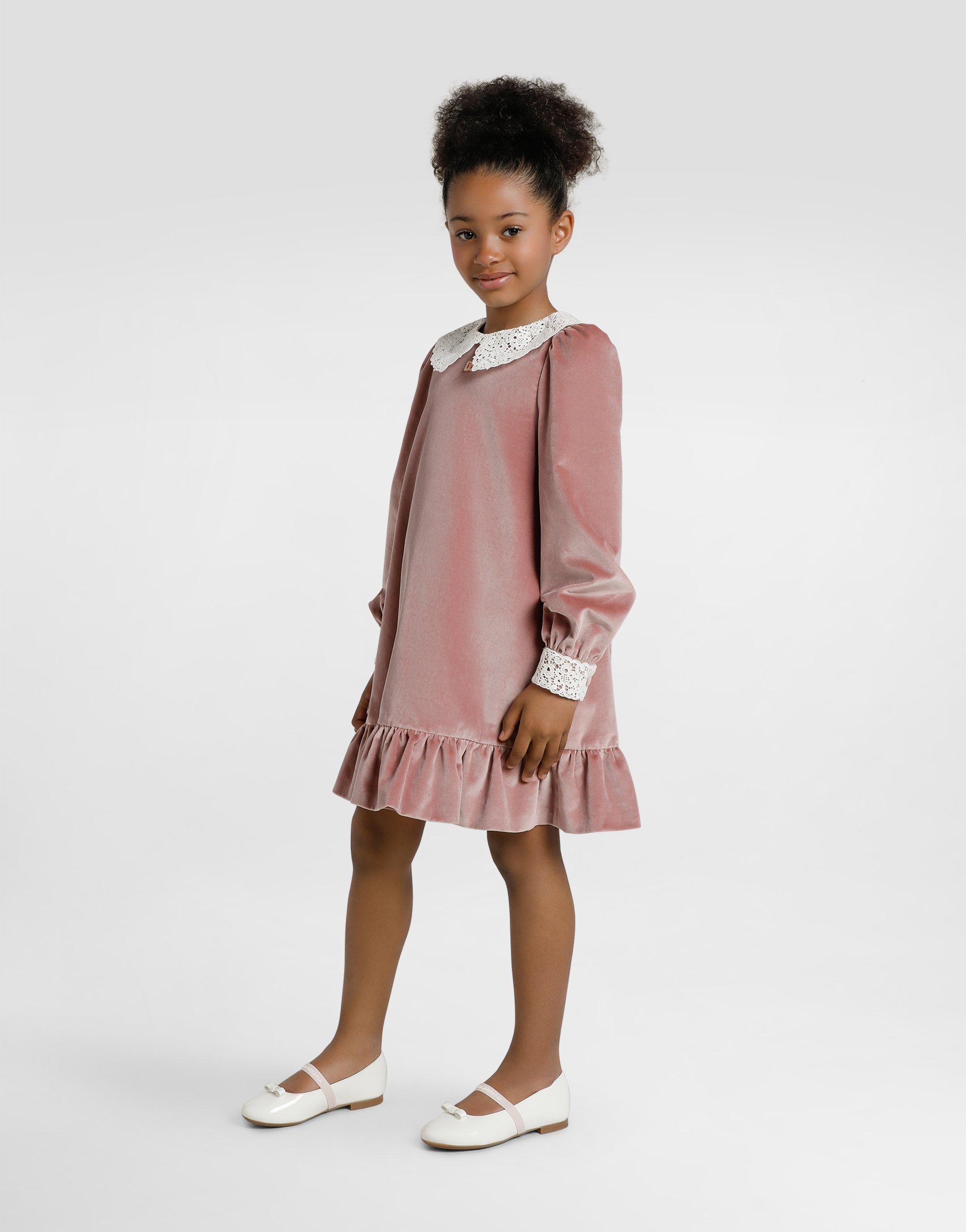 Smooth velvet dress with macramé collar
