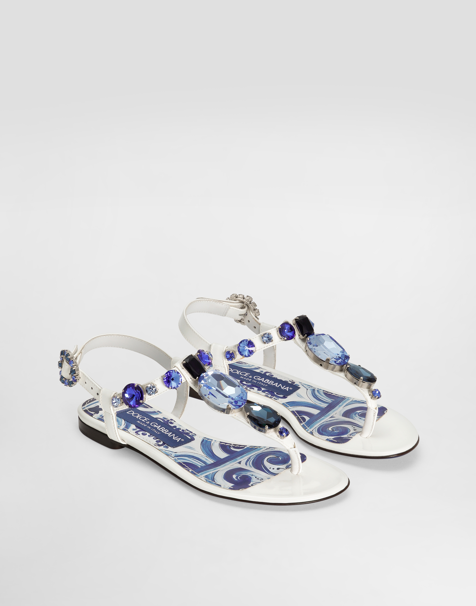 Patent leather thong sandals with embroidery