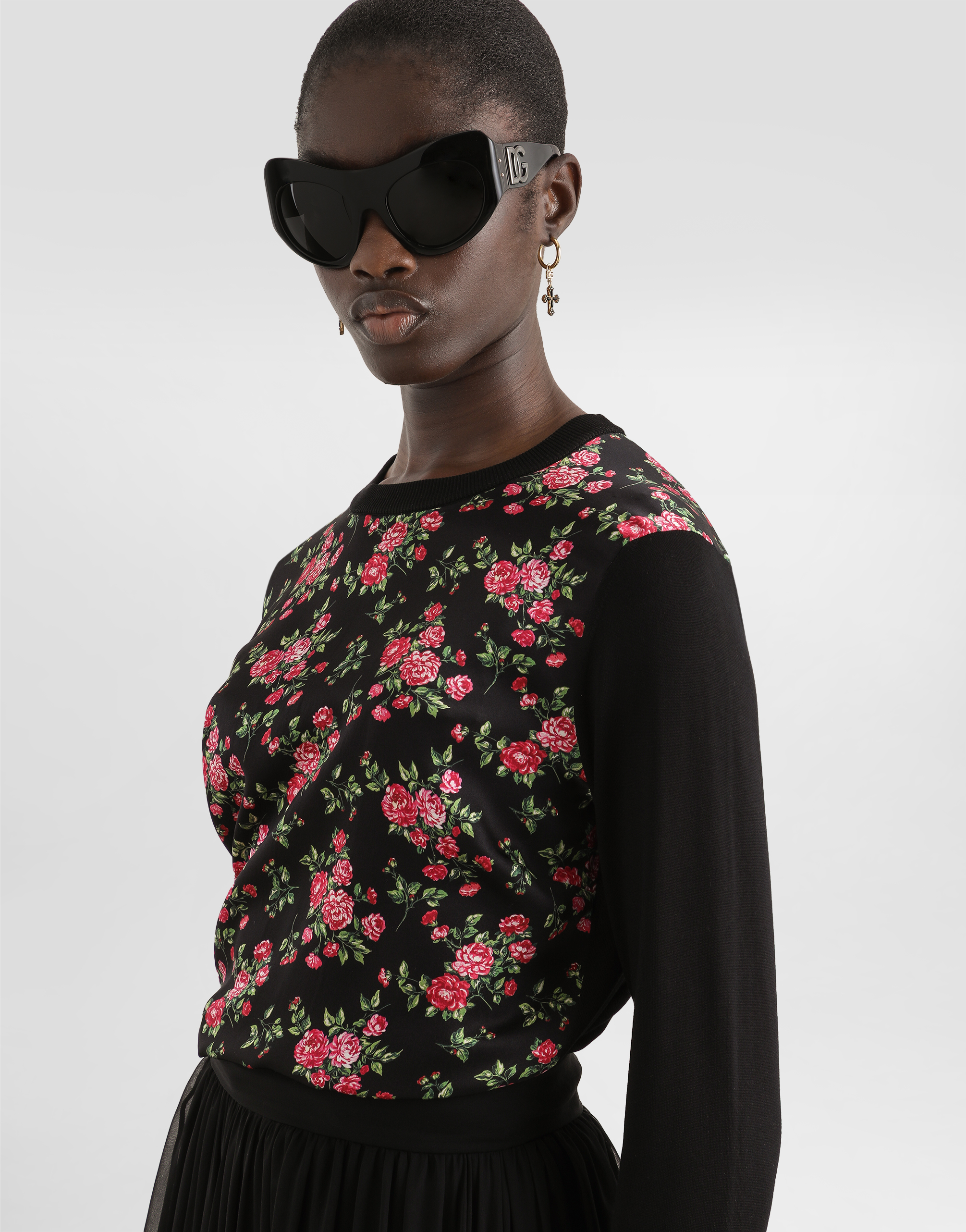 Small rose bouquets-print silk and satin pullover
