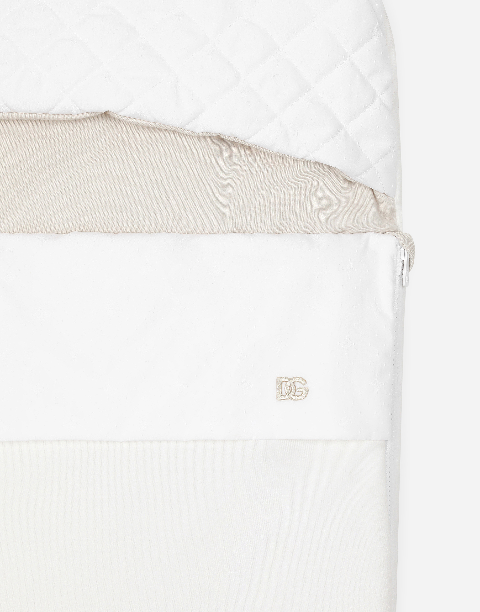 Quilted jacquard nest with DG logo