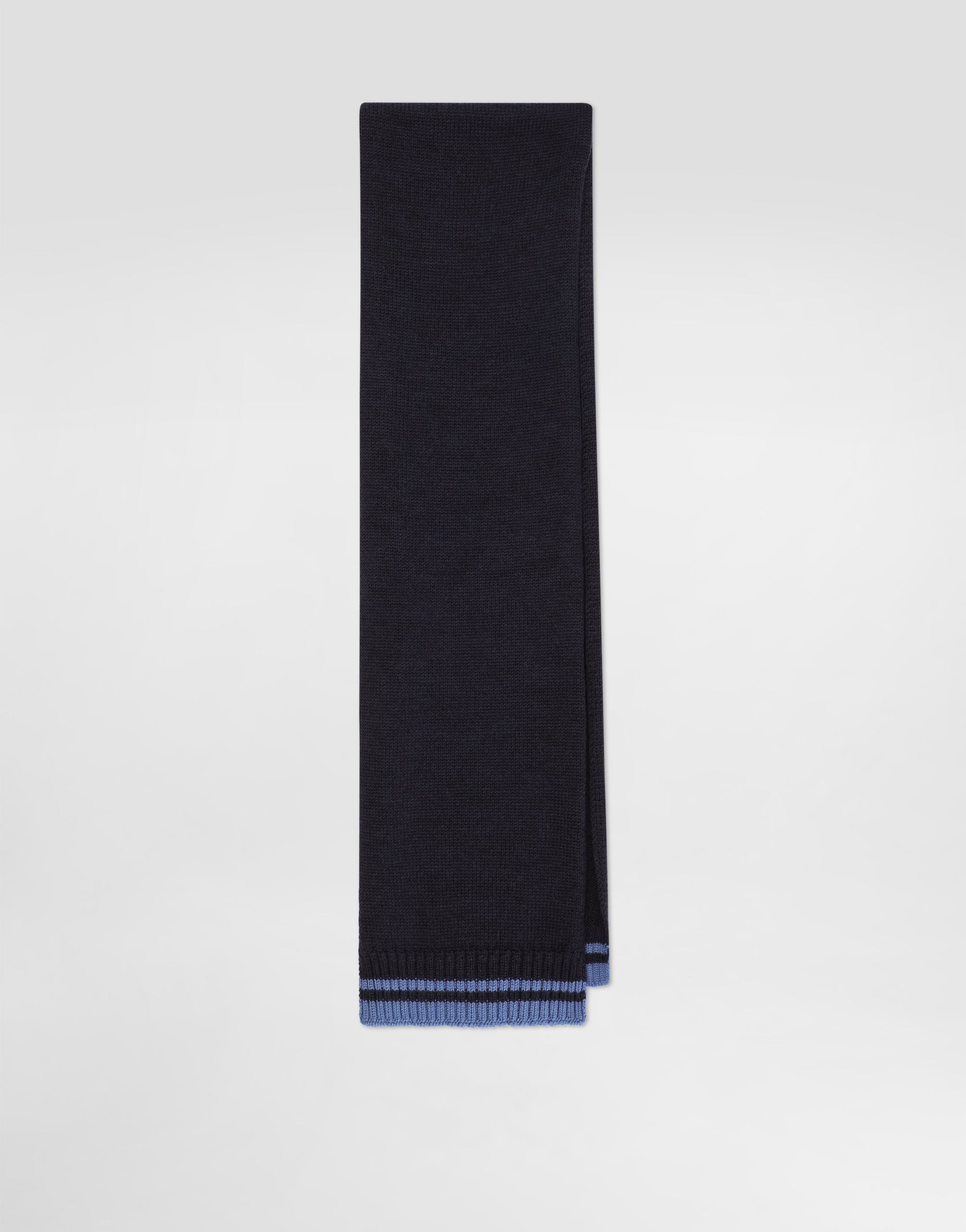 Knitted scarf with DG patch embroidered